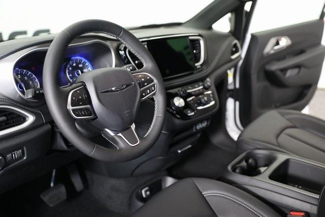 new 2025 Chrysler Pacifica car, priced at $40,395