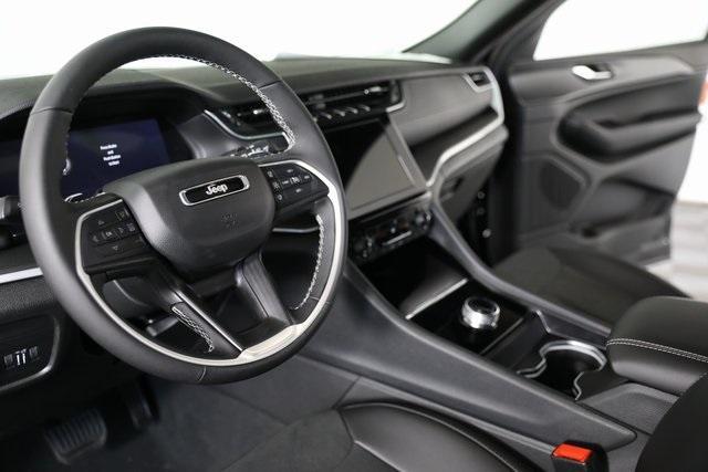 new 2025 Jeep Grand Cherokee car, priced at $41,202