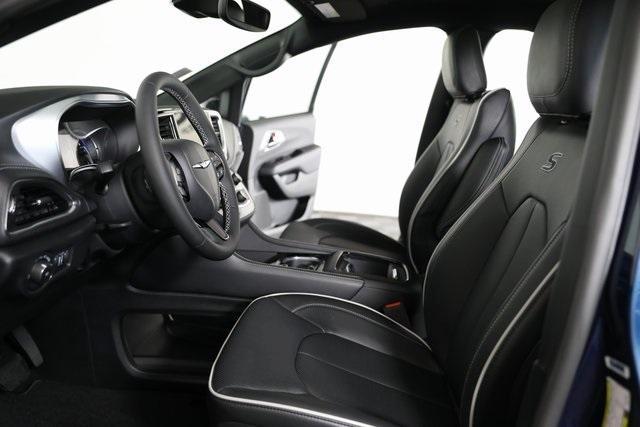 new 2025 Chrysler Pacifica Hybrid car, priced at $43,692