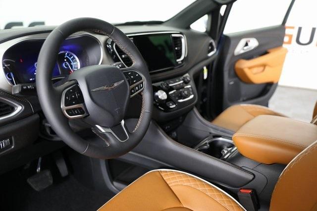 new 2025 Chrysler Pacifica Hybrid car, priced at $45,045