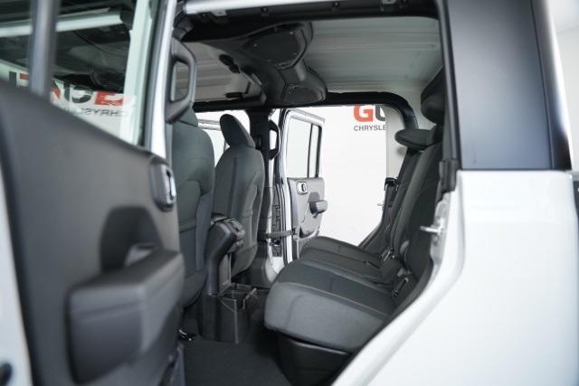 new 2025 Jeep Gladiator car, priced at $39,527
