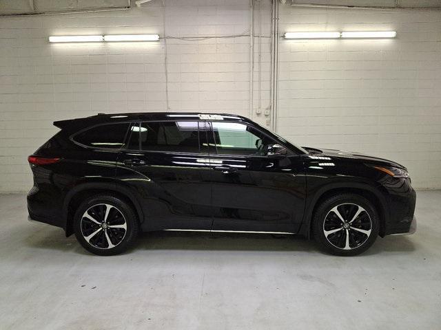 used 2021 Toyota Highlander car, priced at $35,400