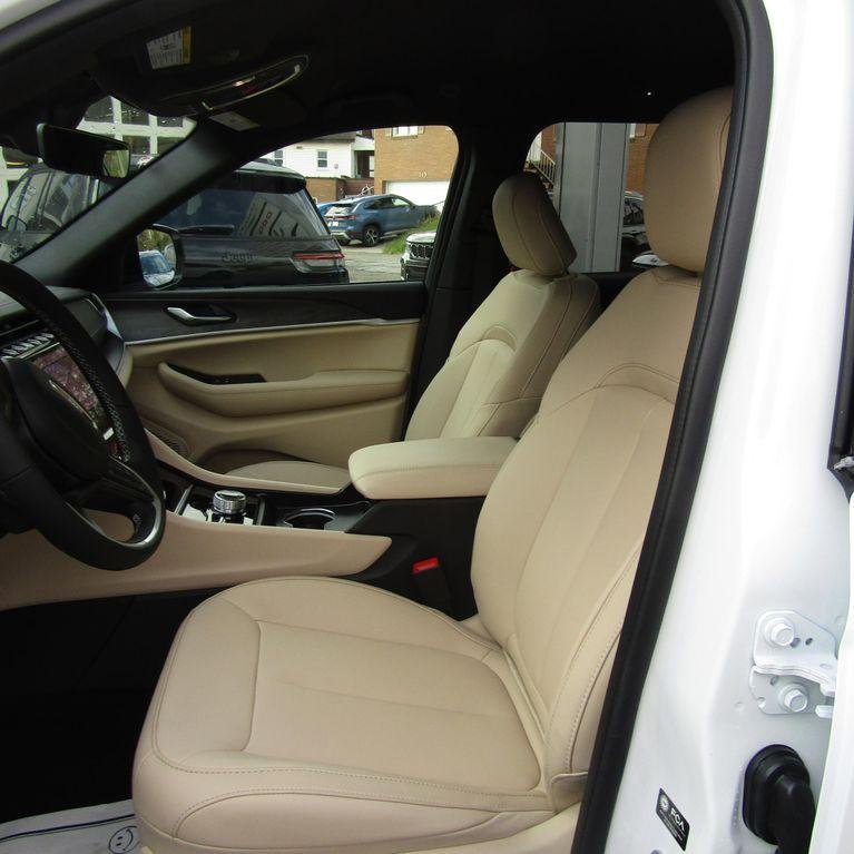 new 2025 Jeep Grand Cherokee car, priced at $40,313