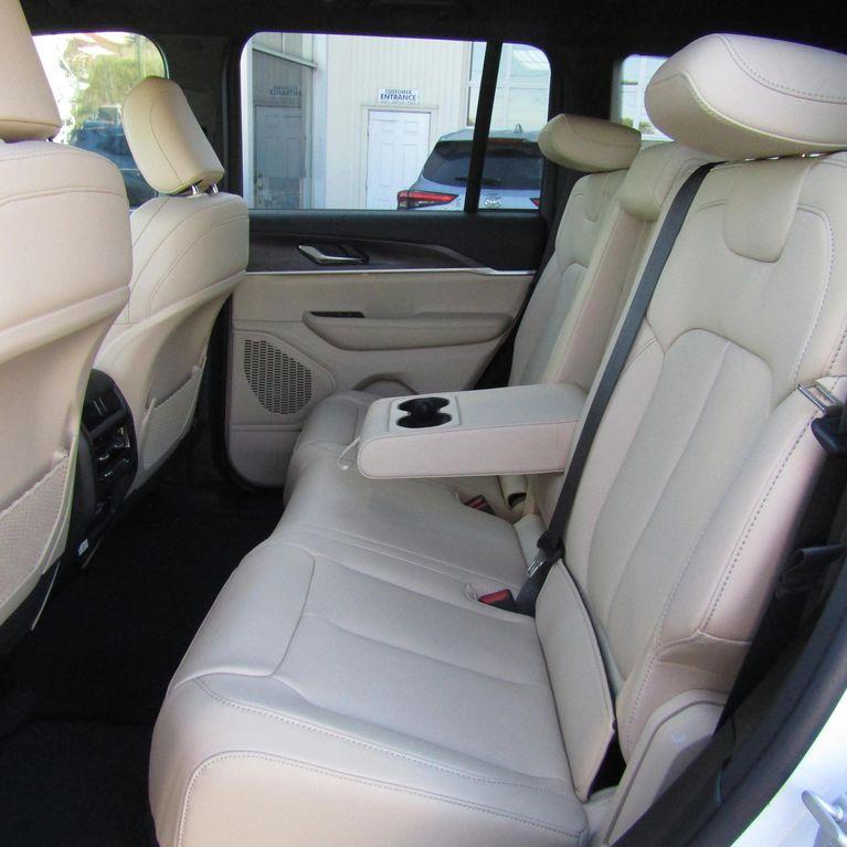 new 2025 Jeep Grand Cherokee car, priced at $37,956