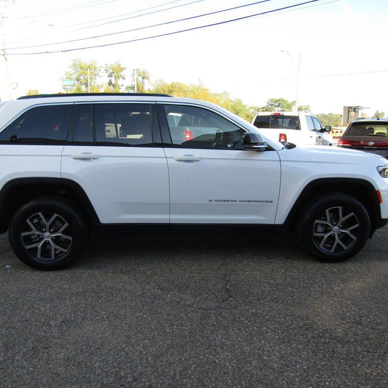 new 2025 Jeep Grand Cherokee car, priced at $37,956
