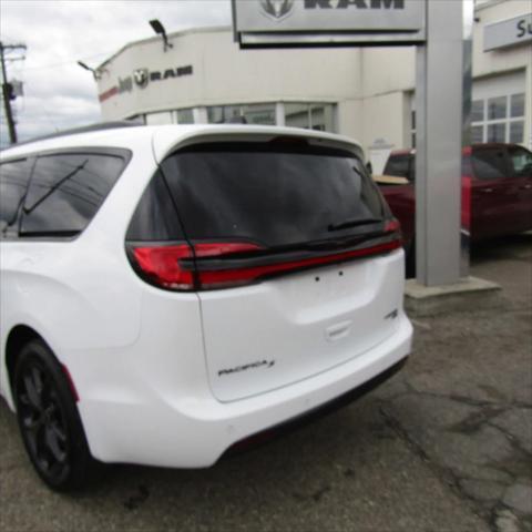 new 2024 Chrysler Pacifica car, priced at $54,781