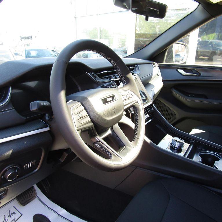 new 2025 Jeep Grand Cherokee car, priced at $33,415