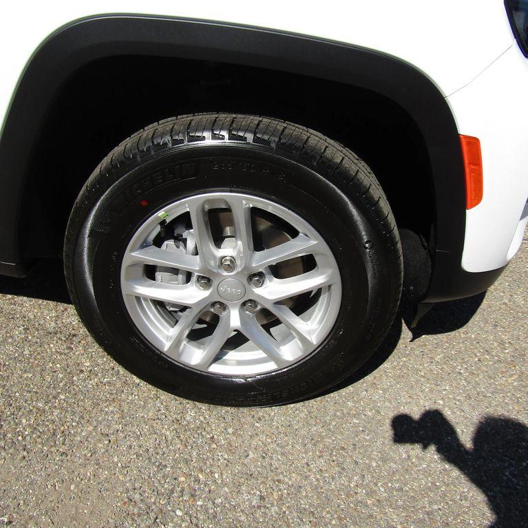 new 2025 Jeep Grand Cherokee car, priced at $32,879