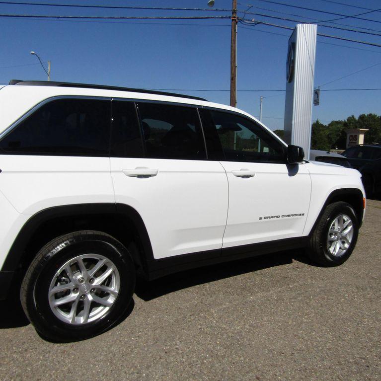 new 2025 Jeep Grand Cherokee car, priced at $32,879