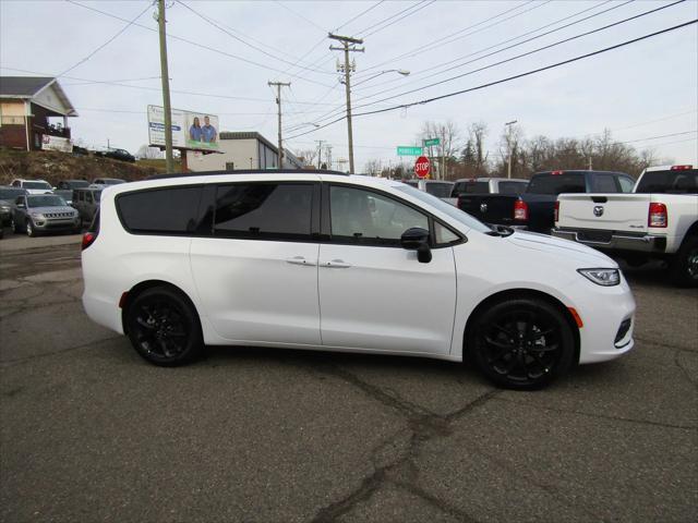 new 2024 Chrysler Pacifica car, priced at $42,578