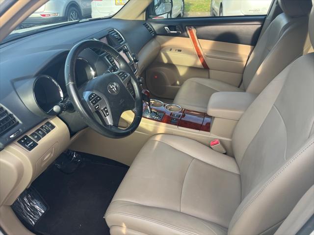 used 2013 Toyota Highlander car, priced at $13,995