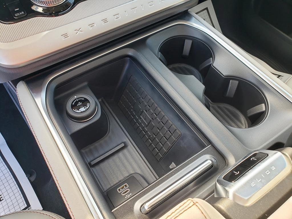 new 2025 Ford Expedition car, priced at $69,600