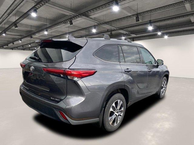 used 2021 Toyota Highlander car, priced at $33,300