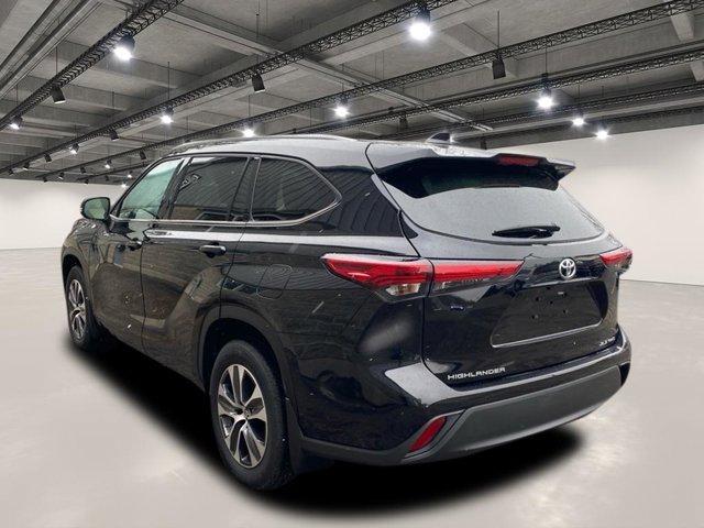 used 2022 Toyota Highlander car, priced at $37,600