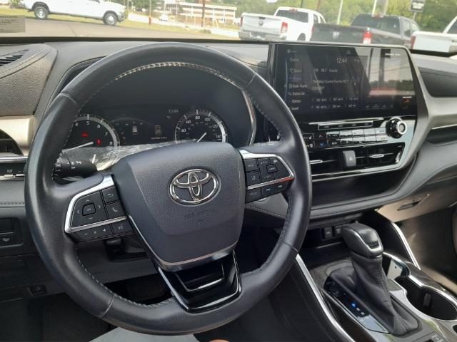 used 2020 Toyota Highlander car, priced at $32,977