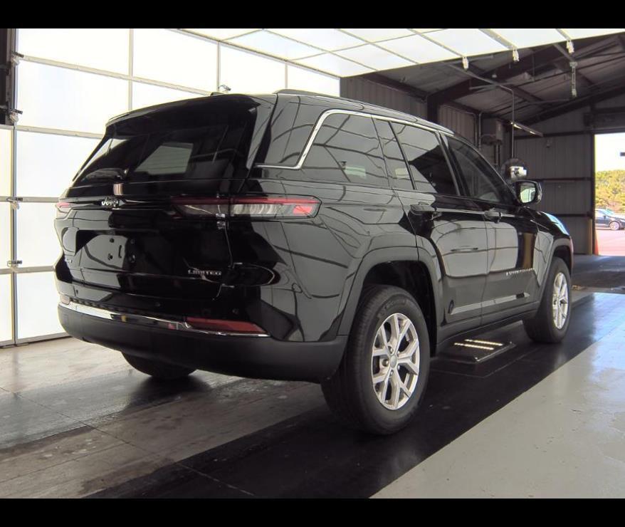used 2022 Jeep Grand Cherokee car, priced at $32,000