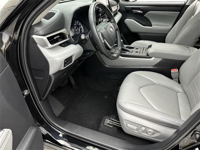 used 2022 Toyota Highlander car, priced at $39,039
