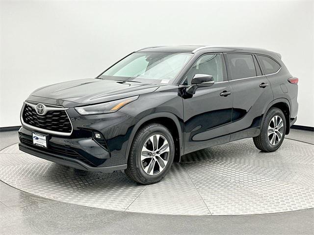 used 2022 Toyota Highlander car, priced at $39,039