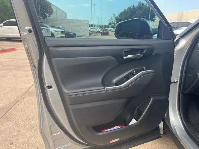 used 2023 Toyota Highlander car, priced at $36,971