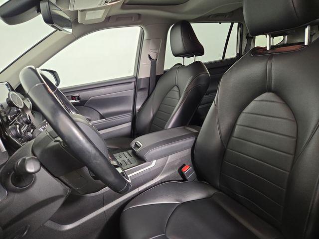 used 2021 Toyota Highlander car, priced at $28,125