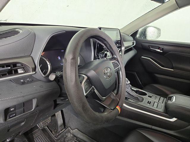 used 2022 Toyota Highlander car, priced at $35,228