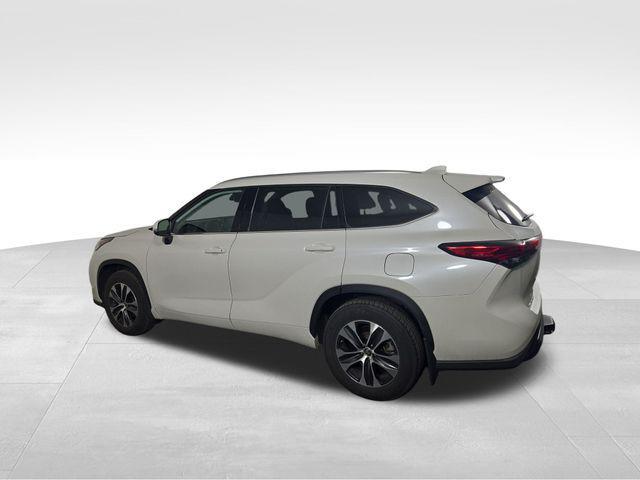 used 2021 Toyota Highlander car, priced at $34,074