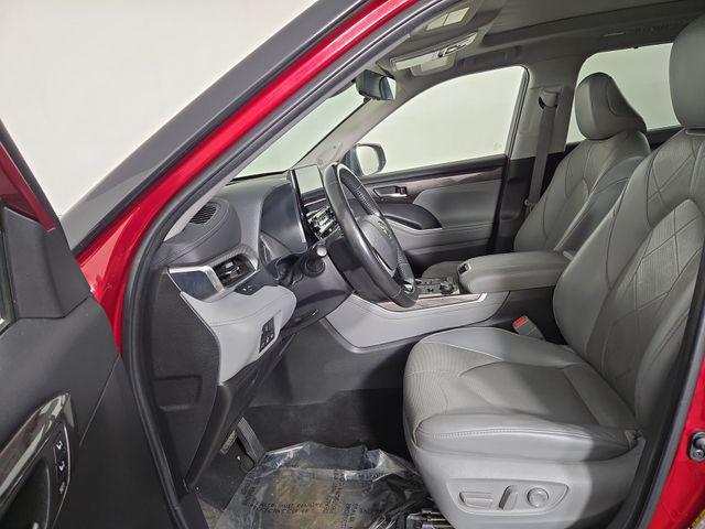 used 2022 Toyota Highlander car, priced at $39,761
