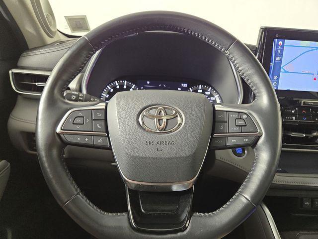 used 2021 Toyota Highlander car, priced at $40,039