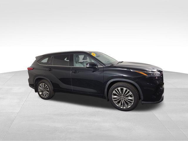 used 2021 Toyota Highlander car, priced at $40,039
