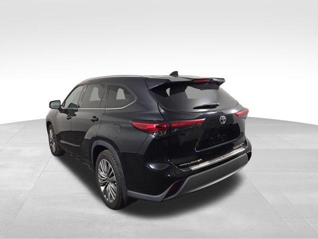 used 2021 Toyota Highlander car, priced at $40,039