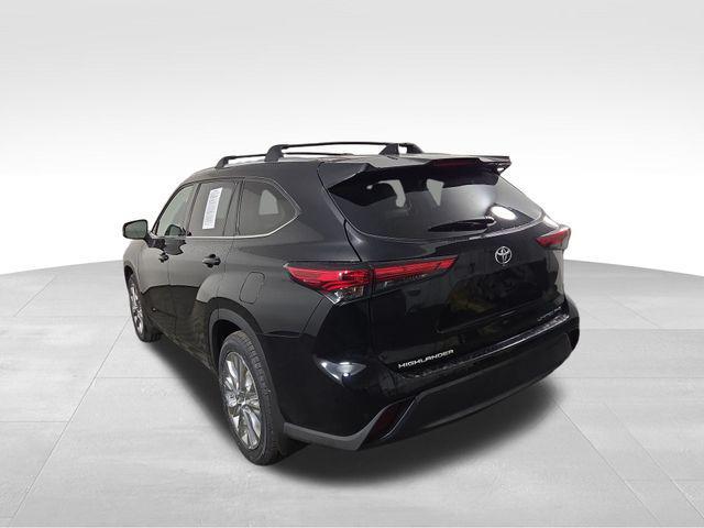 used 2022 Toyota Highlander car, priced at $42,563