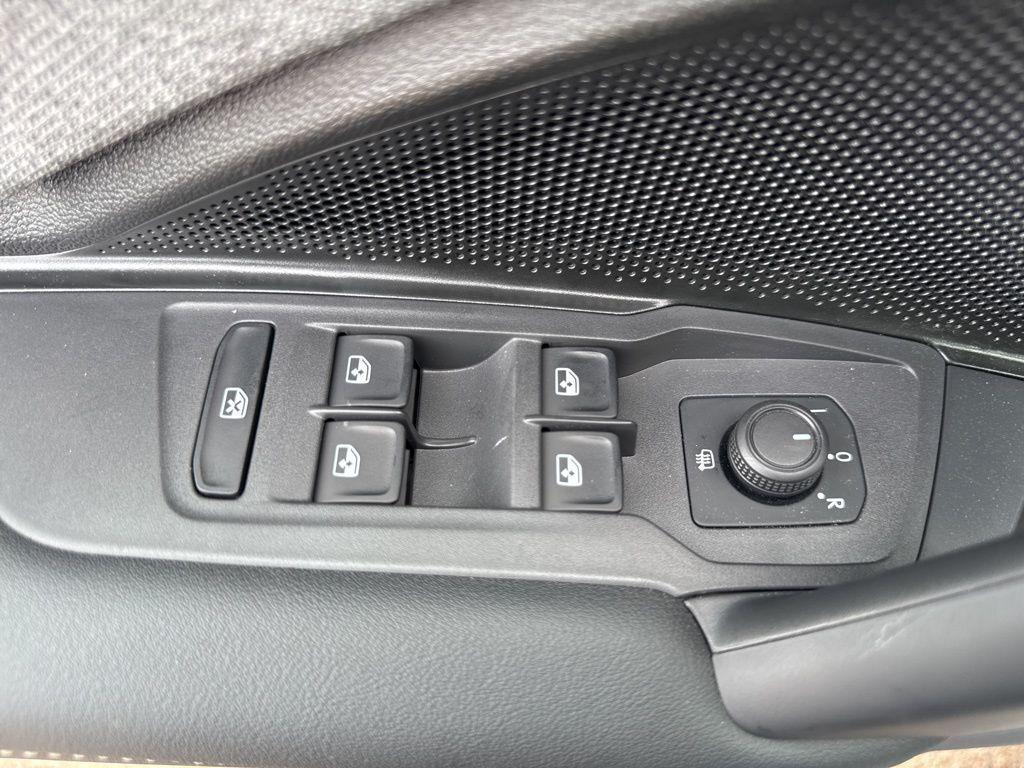 new 2025 Volkswagen Tiguan car, priced at $32,008