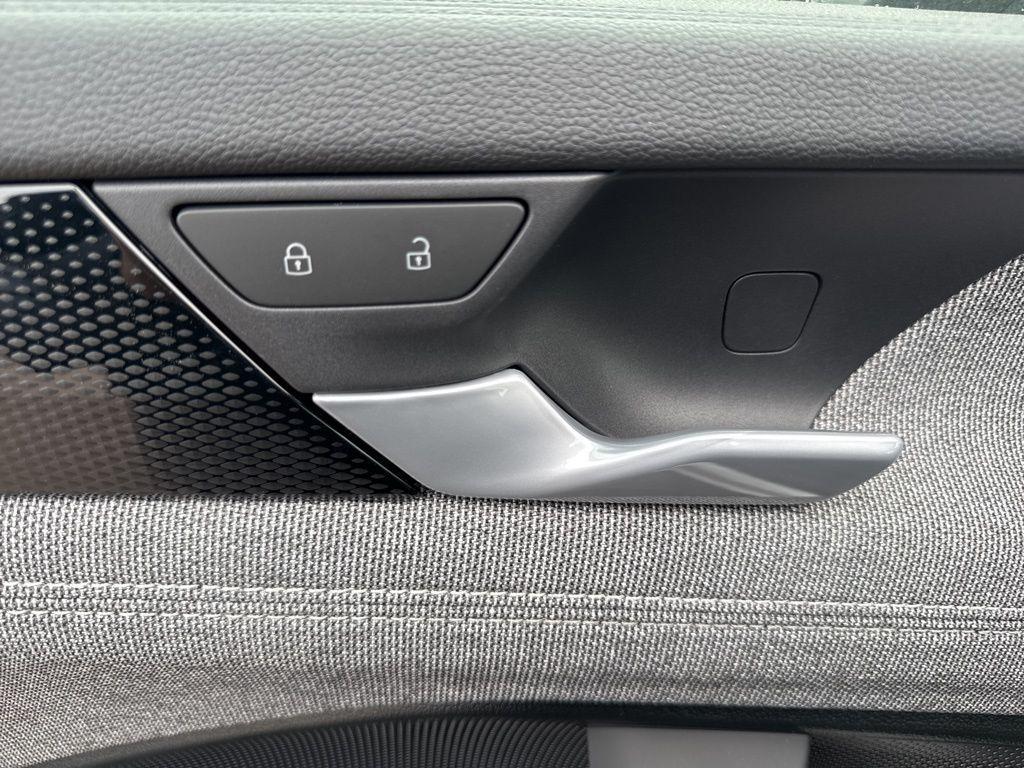 new 2025 Volkswagen Tiguan car, priced at $32,008