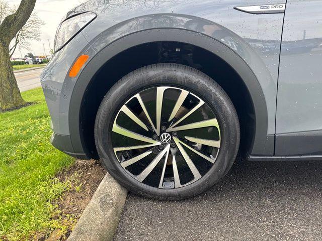 new 2025 Volkswagen ID.4 car, priced at $45,301