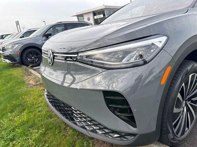new 2025 Volkswagen ID.4 car, priced at $45,301