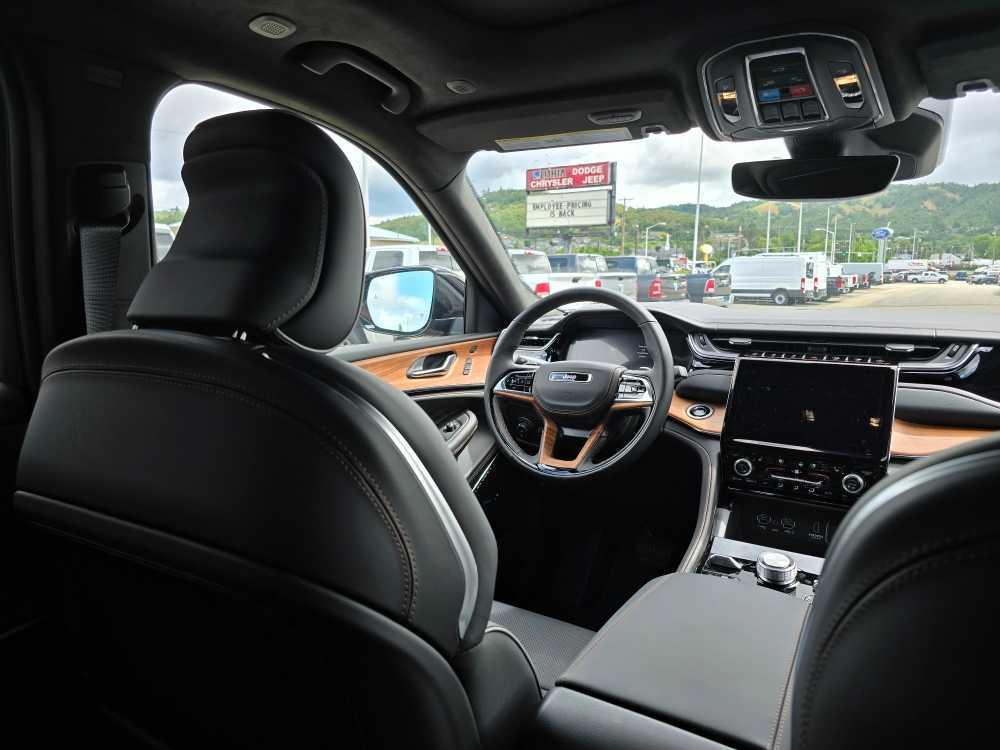 new 2025 Jeep Grand Cherokee car, priced at $60,495