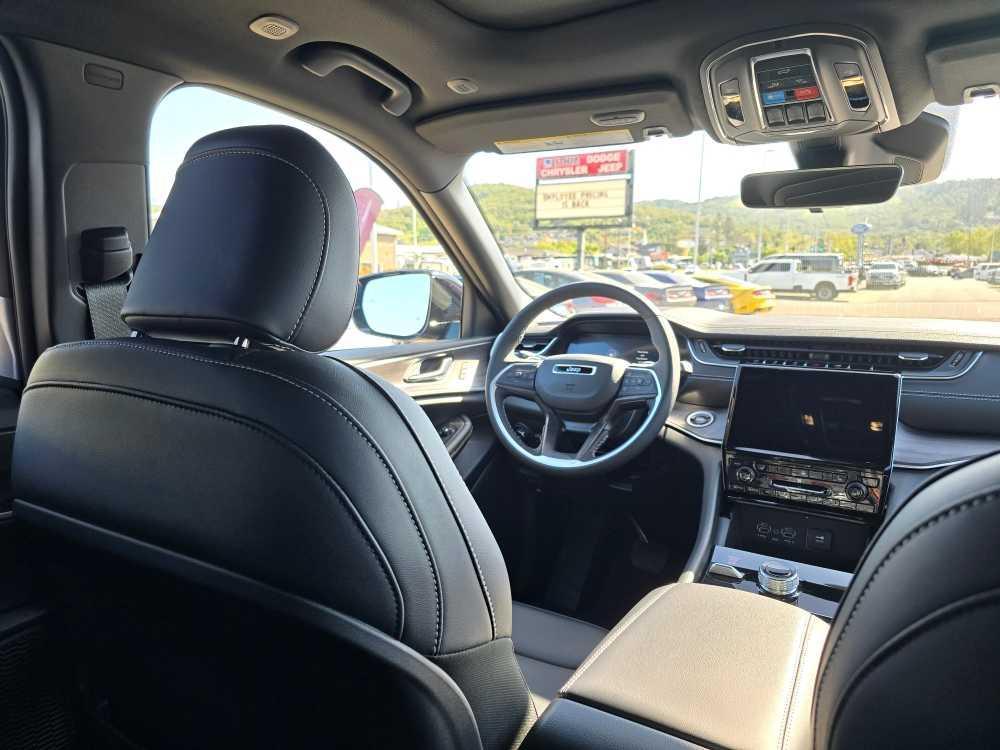 new 2025 Jeep Grand Cherokee car, priced at $46,995