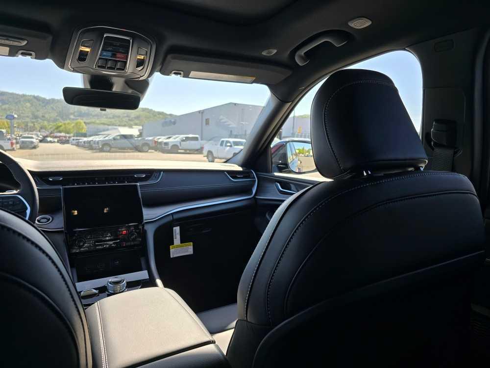 new 2025 Jeep Grand Cherokee car, priced at $46,995