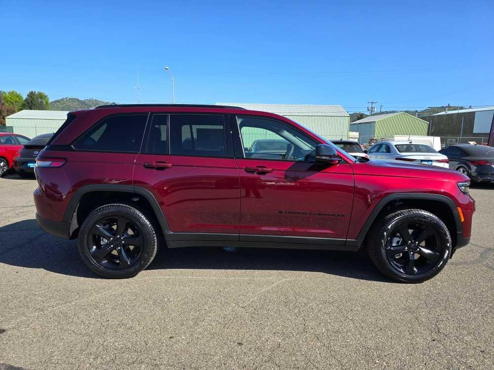 new 2025 Jeep Grand Cherokee car, priced at $46,995