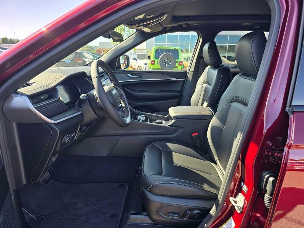 new 2025 Jeep Grand Cherokee car, priced at $46,995