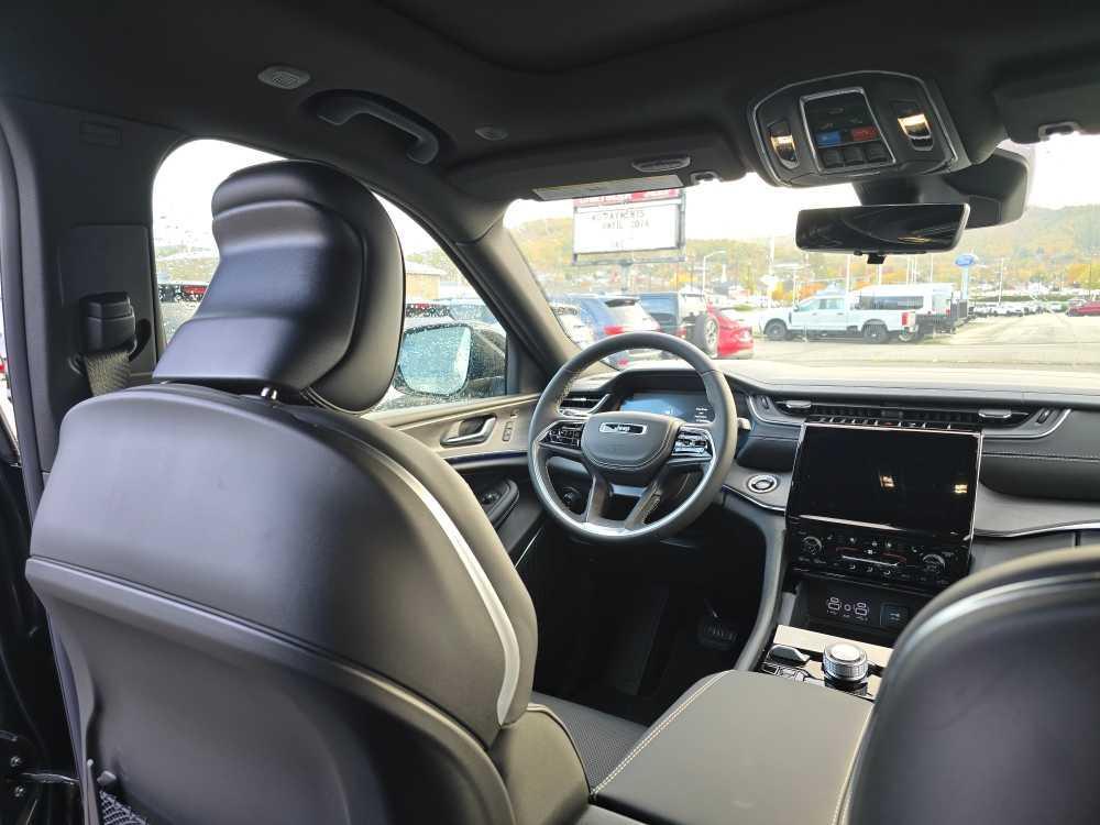 new 2025 Jeep Grand Cherokee car, priced at $56,995