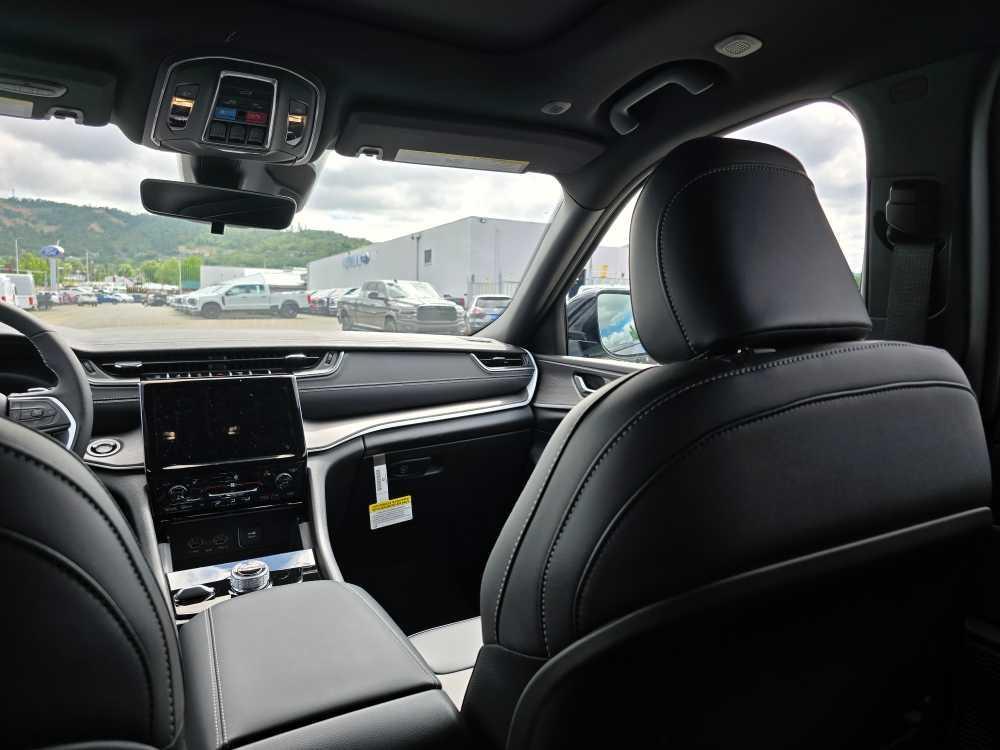 new 2025 Jeep Grand Cherokee car, priced at $48,995