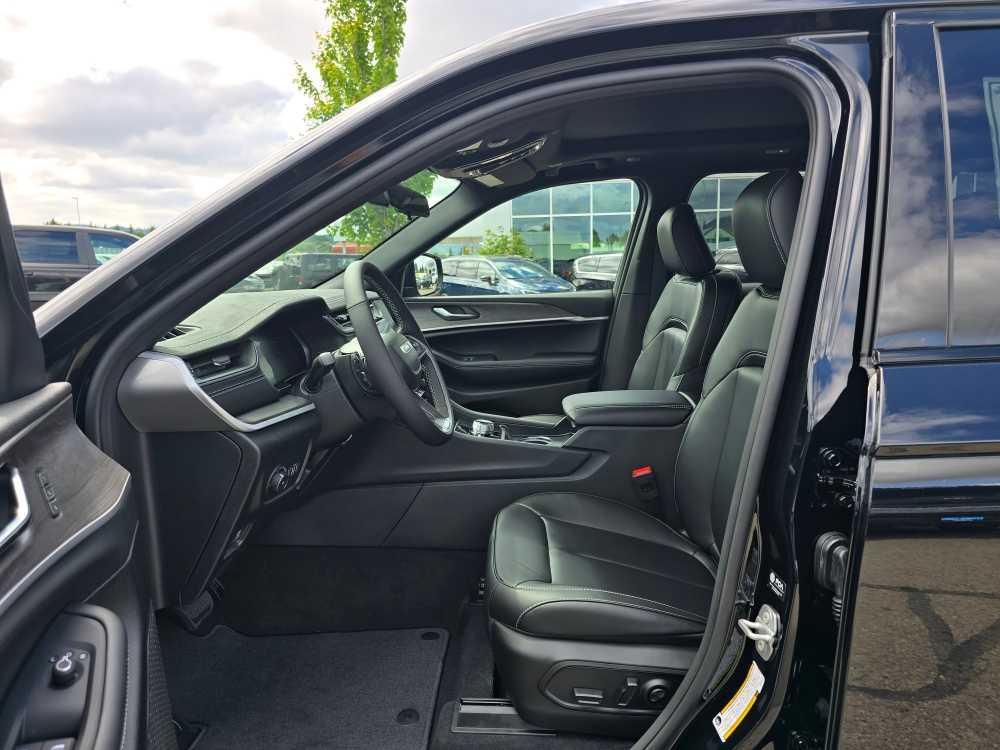 new 2025 Jeep Grand Cherokee car, priced at $48,995