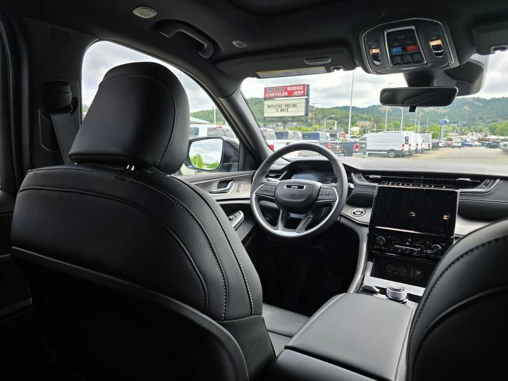 new 2025 Jeep Grand Cherokee car, priced at $48,995