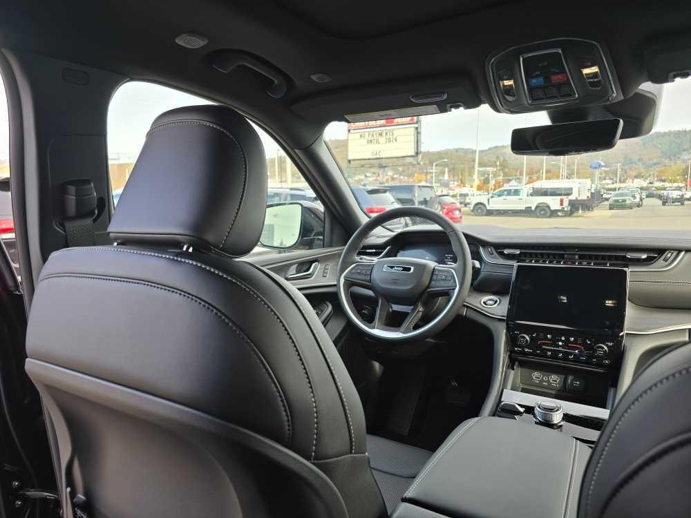 new 2025 Jeep Grand Cherokee car, priced at $51,995
