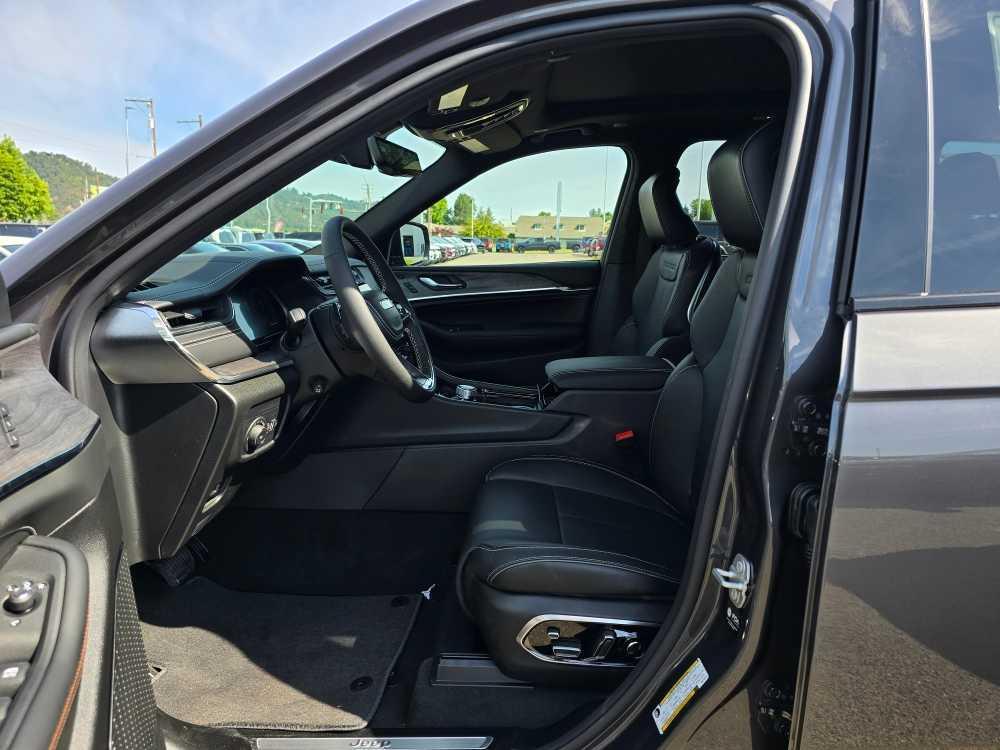 new 2025 Jeep Grand Cherokee car, priced at $57,995