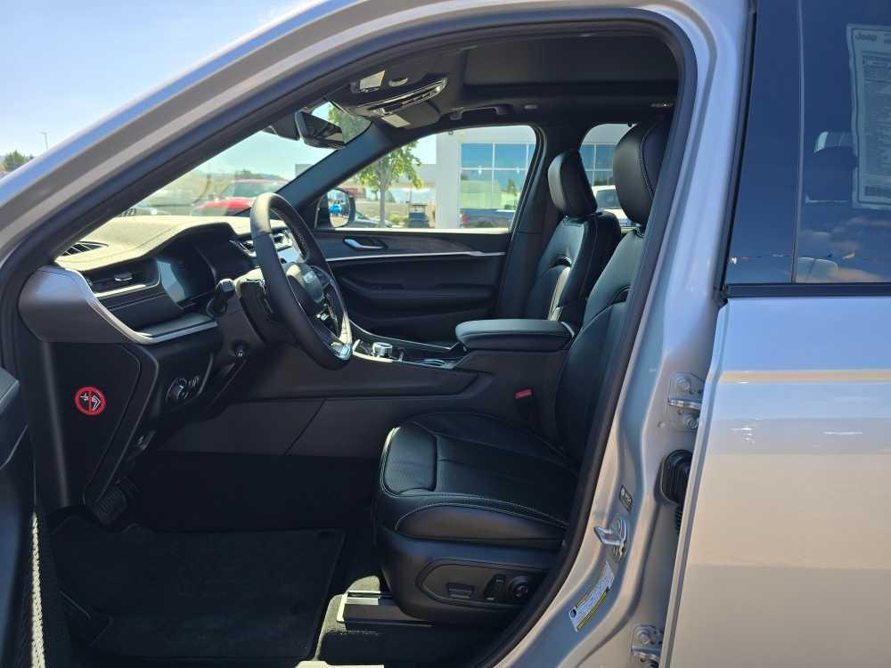 new 2025 Jeep Grand Cherokee car, priced at $51,995