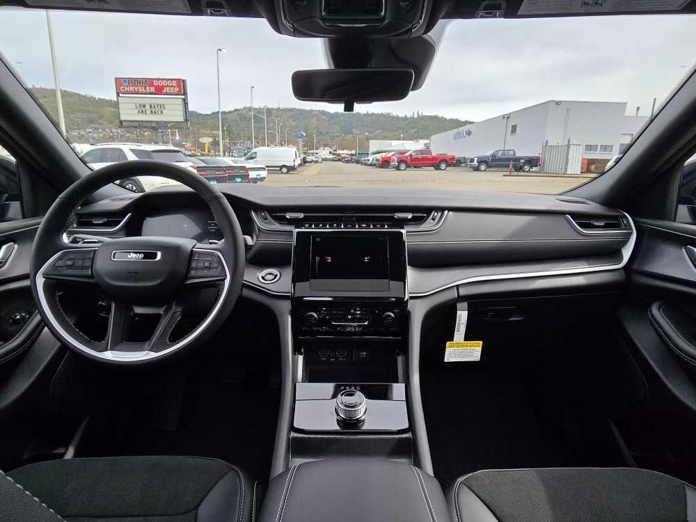 new 2025 Jeep Grand Cherokee car, priced at $41,495