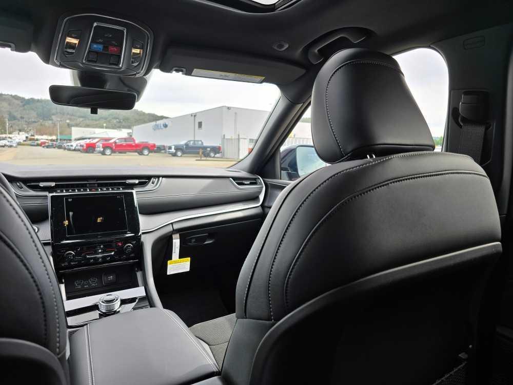 new 2025 Jeep Grand Cherokee car, priced at $41,495