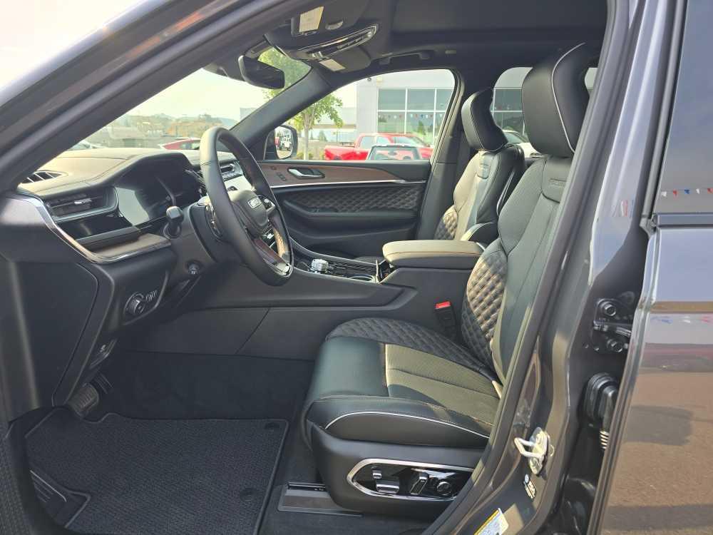 new 2025 Jeep Grand Cherokee car, priced at $58,995